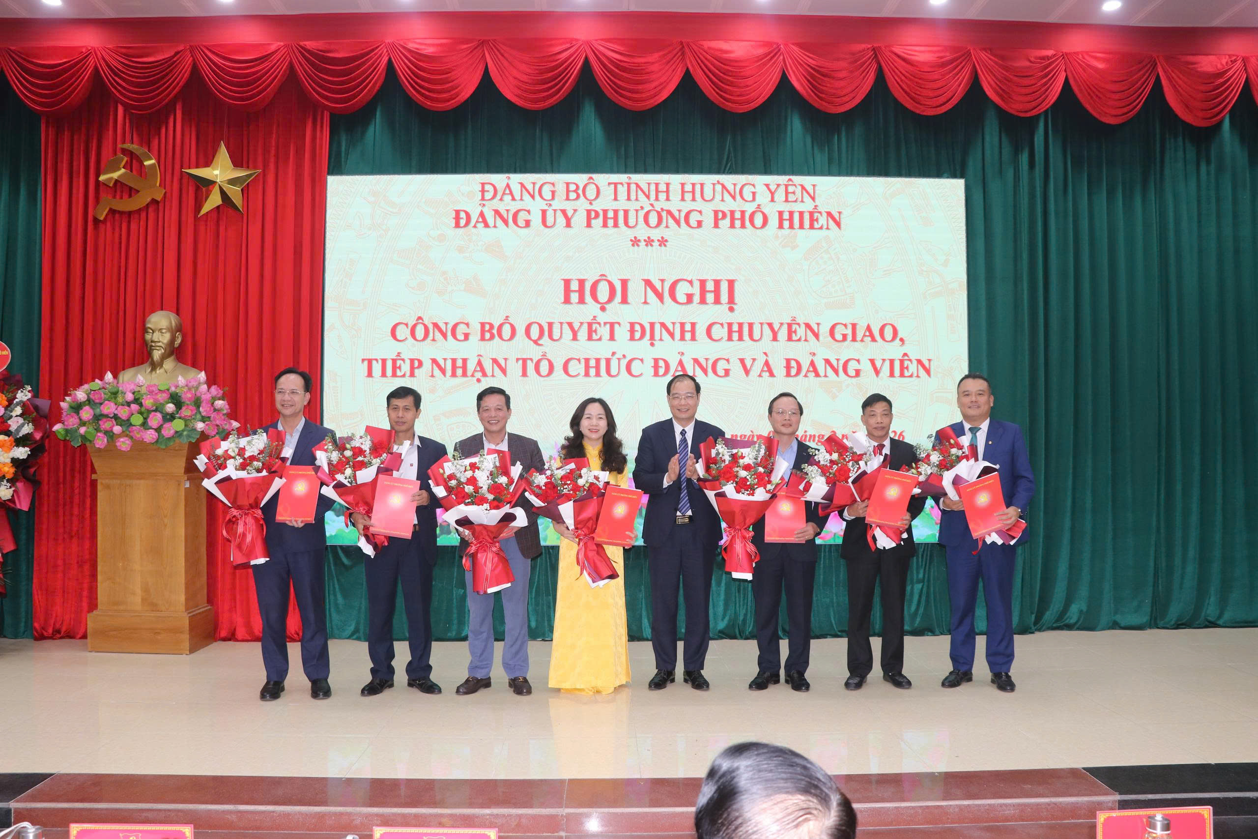 Công bố quyết định chuyển giao, tiếp nhận tổ chức Đảng và đảng viên về sinh hoạt tại Đảng bộ phường Phố Hiến