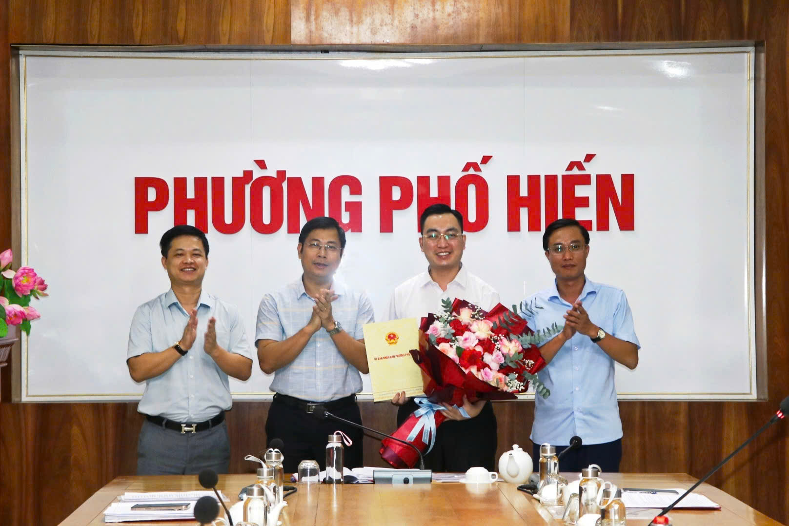 Công bố Quyết định bổ nhiệm Phó Giám đốc Trạm Y tế phường Phố Hiến