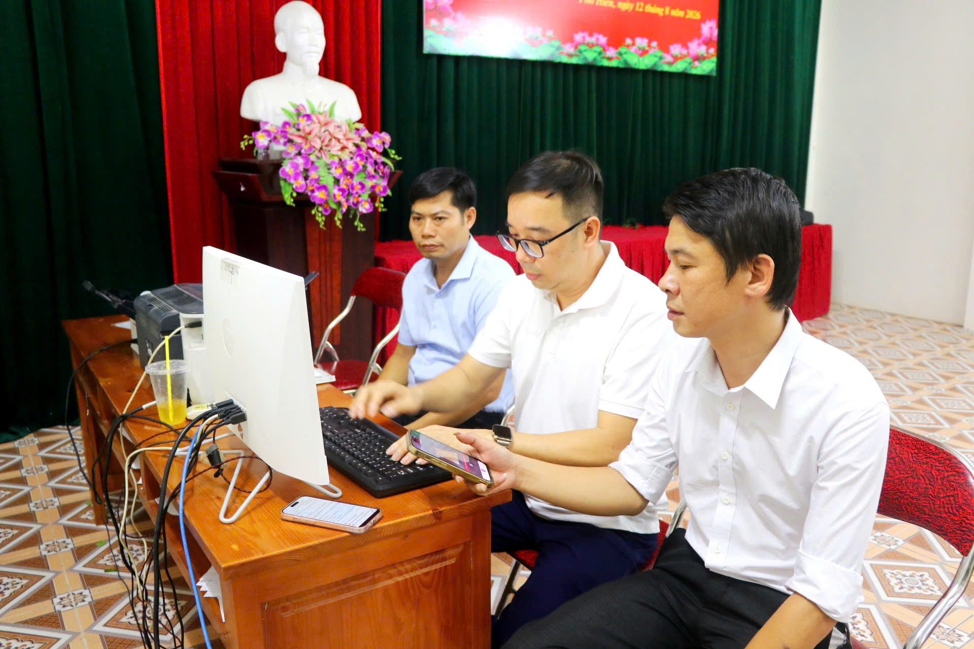 Phố Hiến ra mắt mô hình “Điểm hỗ trợ dịch vụ công số” tại 21 tổ dân phố trên địa bàn phường
