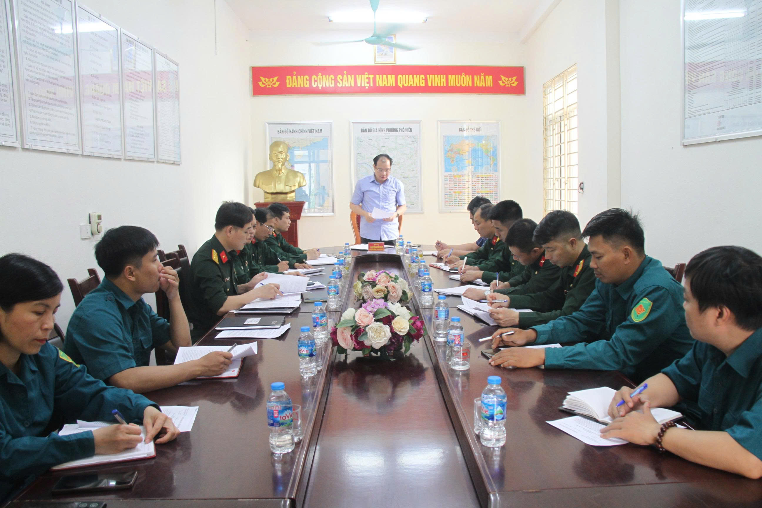 Các đồng chí Thường trực Đảng ủy dự sinh hoạt chi bộ tháng 4/2026
