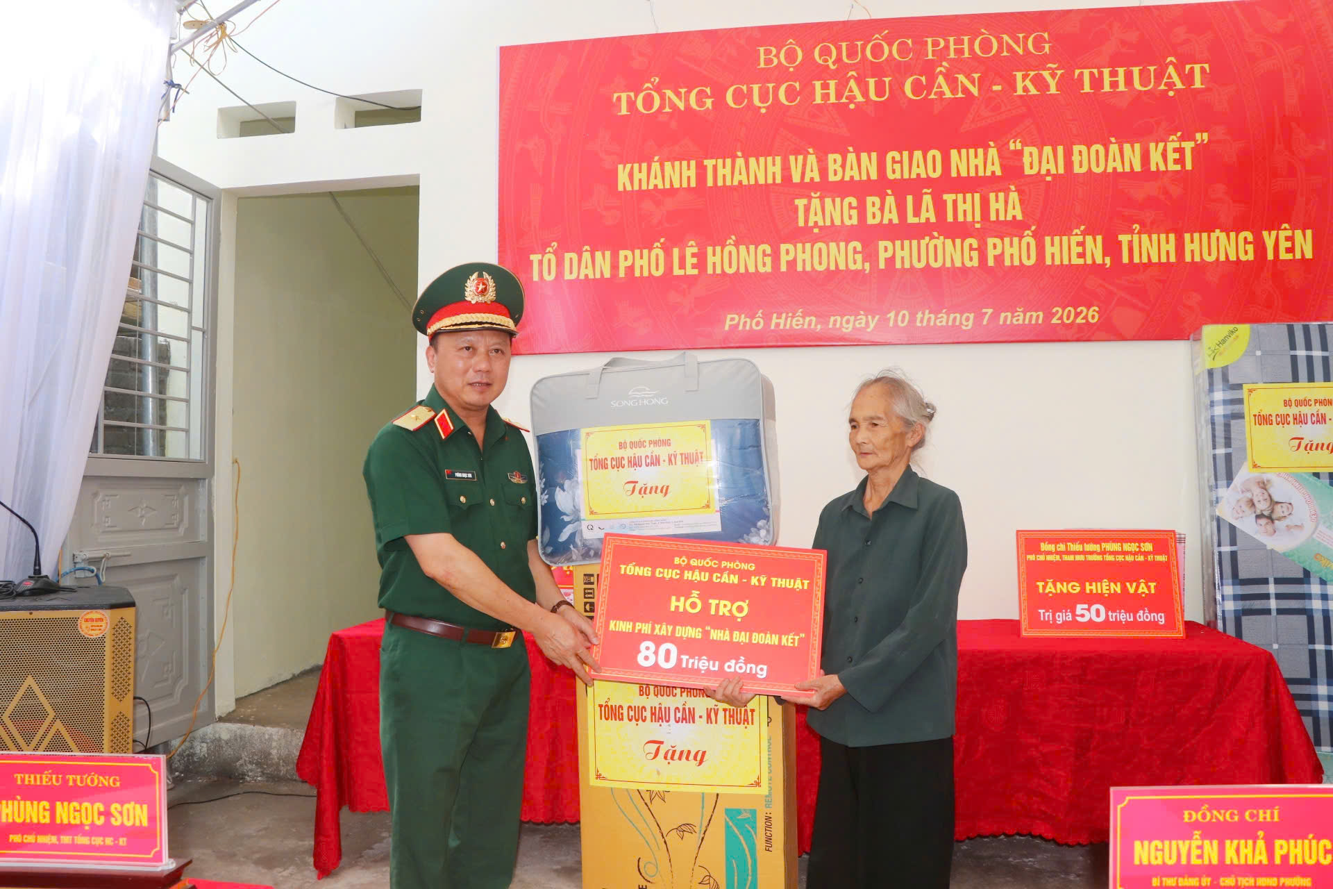 Trao tặng quà cho gia đình chính sách và bàn giao nhà "Đại đoàn kết" cho  hộ gia đình có hoàn cảnh khó khăn tại tổ dân phố Lê Hồng Phong