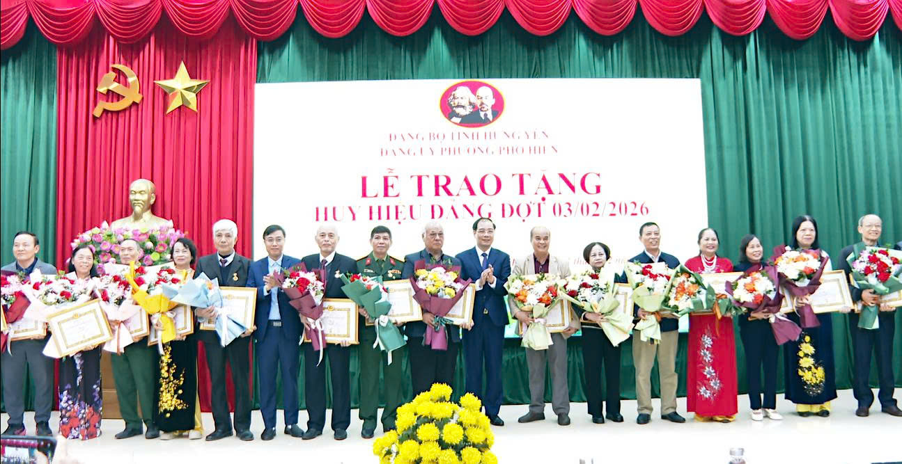 Đảng ủy phường Phố Hiến tổ chức Lễ trao Huy hiệu Đảng đợt 3/2