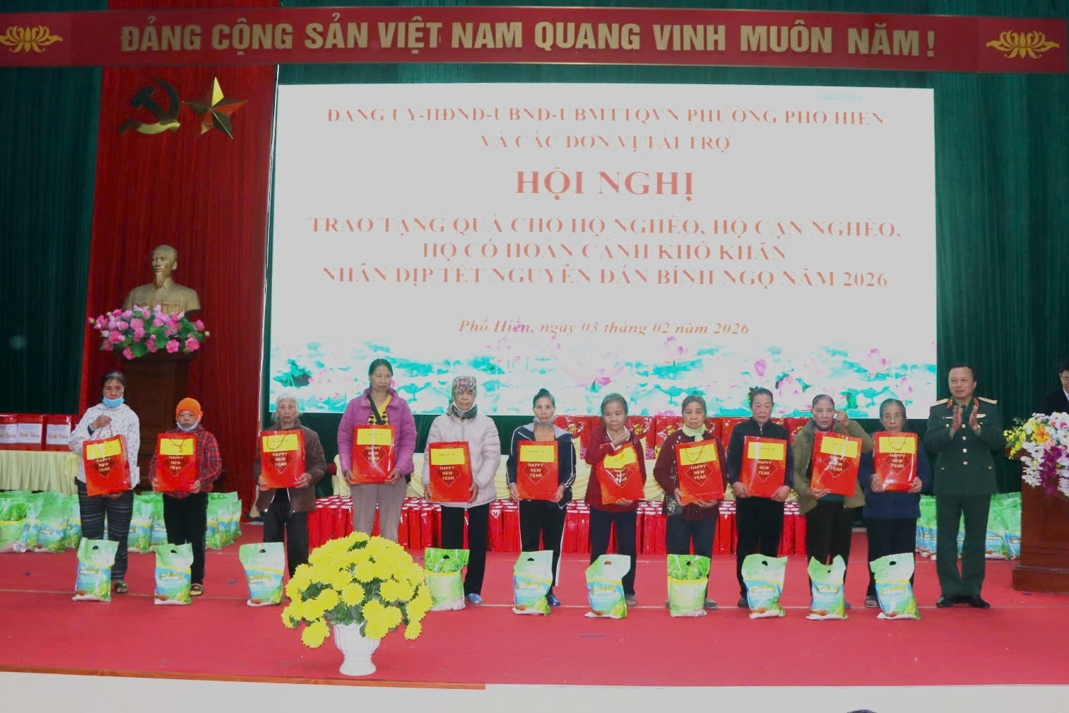 Trao tặng 282 suất quà cho các đối tượng hộ nghèo, hộ cận nghèo, hộ có hoàn cảnh đặc biệt khó khăn trên địa bàn phường