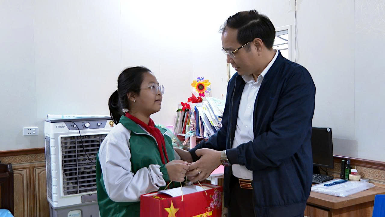 Các đồng chí lãnh đạo Đảng ủy, HĐND, UBND, Ủy ban MTTQ phường đi thăm, tặng quà các gia đình chính sách, trẻ em có hoàn cảnh khó khăn nhân dịp Tết Nguyên đán Bính Ngo 2026