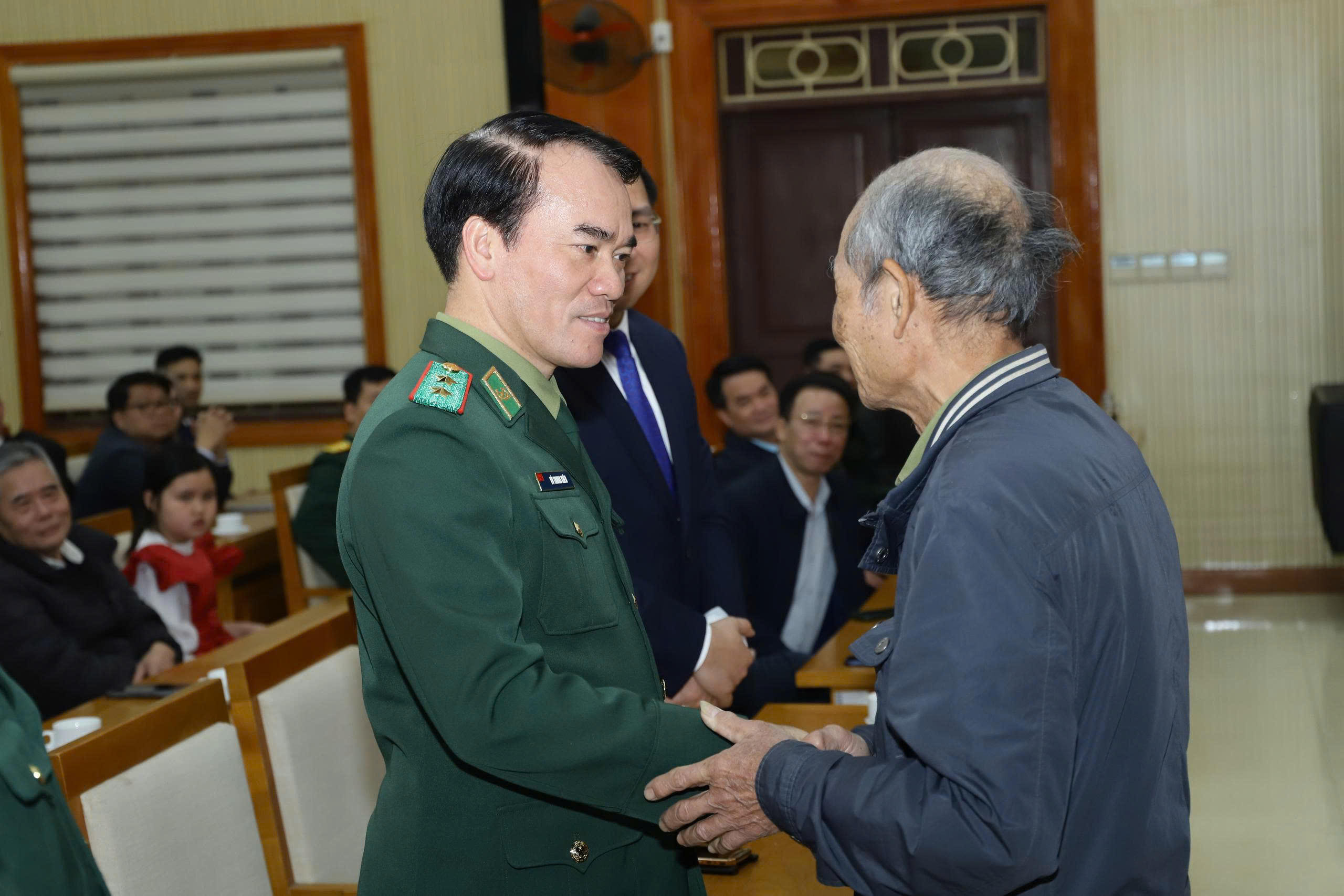 Đồng chí Trung tướng Vũ Trung Kiên - Ủy viên TW Đảng, Tư lệnh Bộ đội Biên phòng Việt Nam thăm, chúc tết, tặng quà hộ nghèo, gia đình người có công, người có hoàn cảnh khó khăn tiêu biểu trên địa bàn phường Phố Hiến Nhân dịp tết Nguyên đán Bính Ngọ 2026