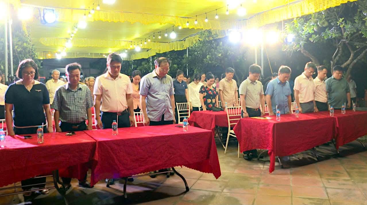 Trang nghiêm, xúc động Lễ dâng hương, dâng hoa, thắp nến tri ân các Anh hùng liệt sĩ tại các nghĩa trang trên địa bàn phường Phố Hiến