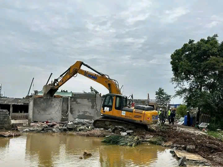 Hỗ trợ tháo dỡ công trình, bàn giao mặt bằng phục vụ dự án Khu nhà ở xã hội Vinhomes, tại tổ dân phố Đào Đặng