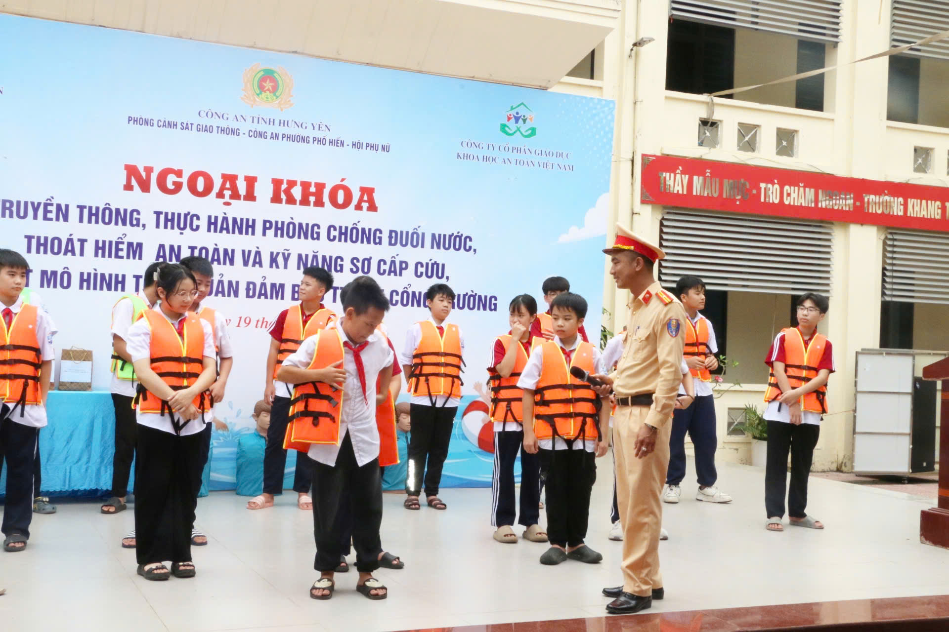 Trường THCS An Tảo truyền thông, thực hành phòng chống đuối nước, thoát hiểm an toàn và kỹ năng sơ cấp cứu, ra mắt mô hình tổ tự quản đảm bảo trật tự an toàn giao thông cổng trường