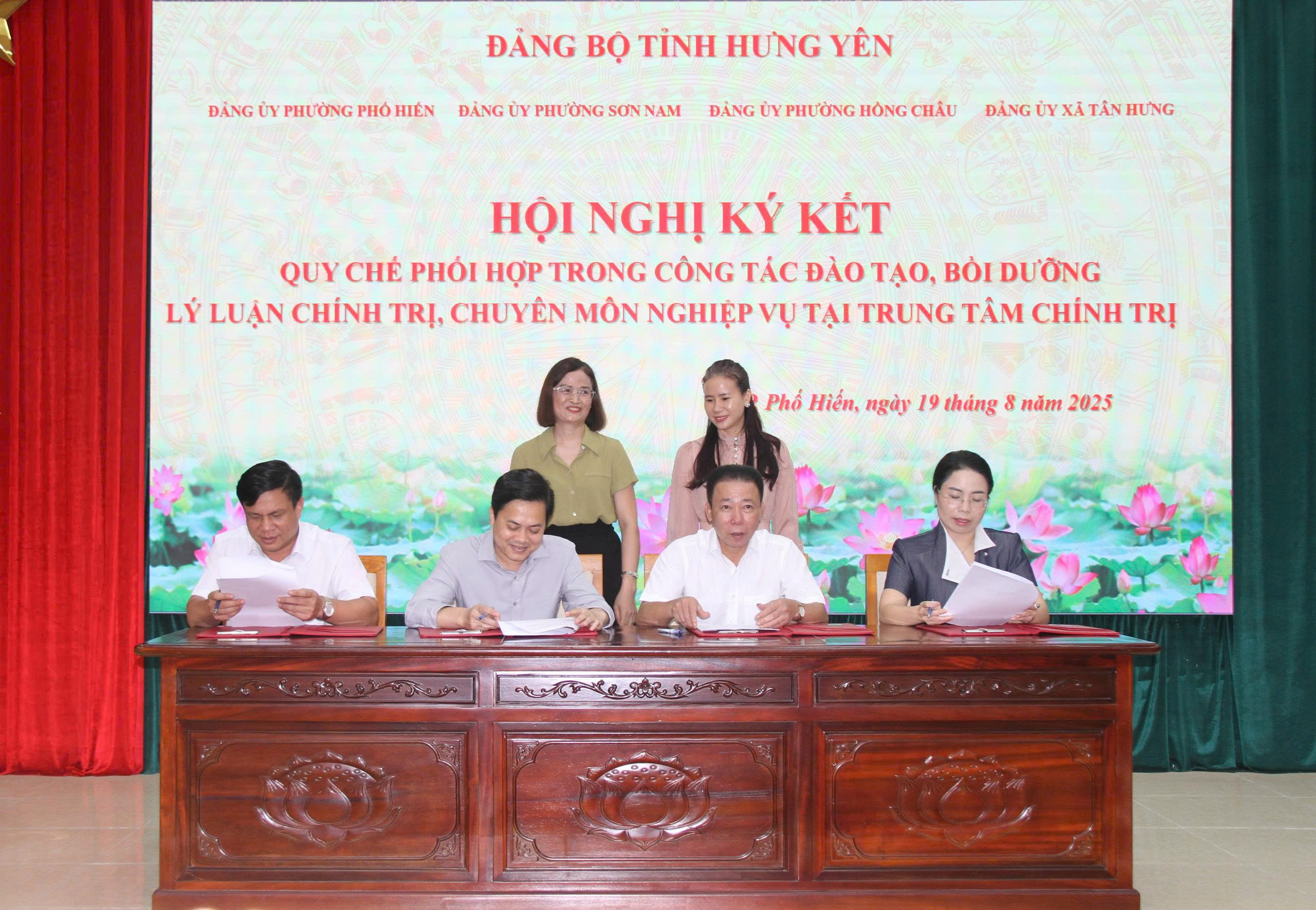 Ký kết Quy chế phối hợp trong công tác đào tạo, bồi dưỡng lí luận chính trị, chuyên môn nghiệp vụ tại trung tâm chính trị phường Phố Hiến