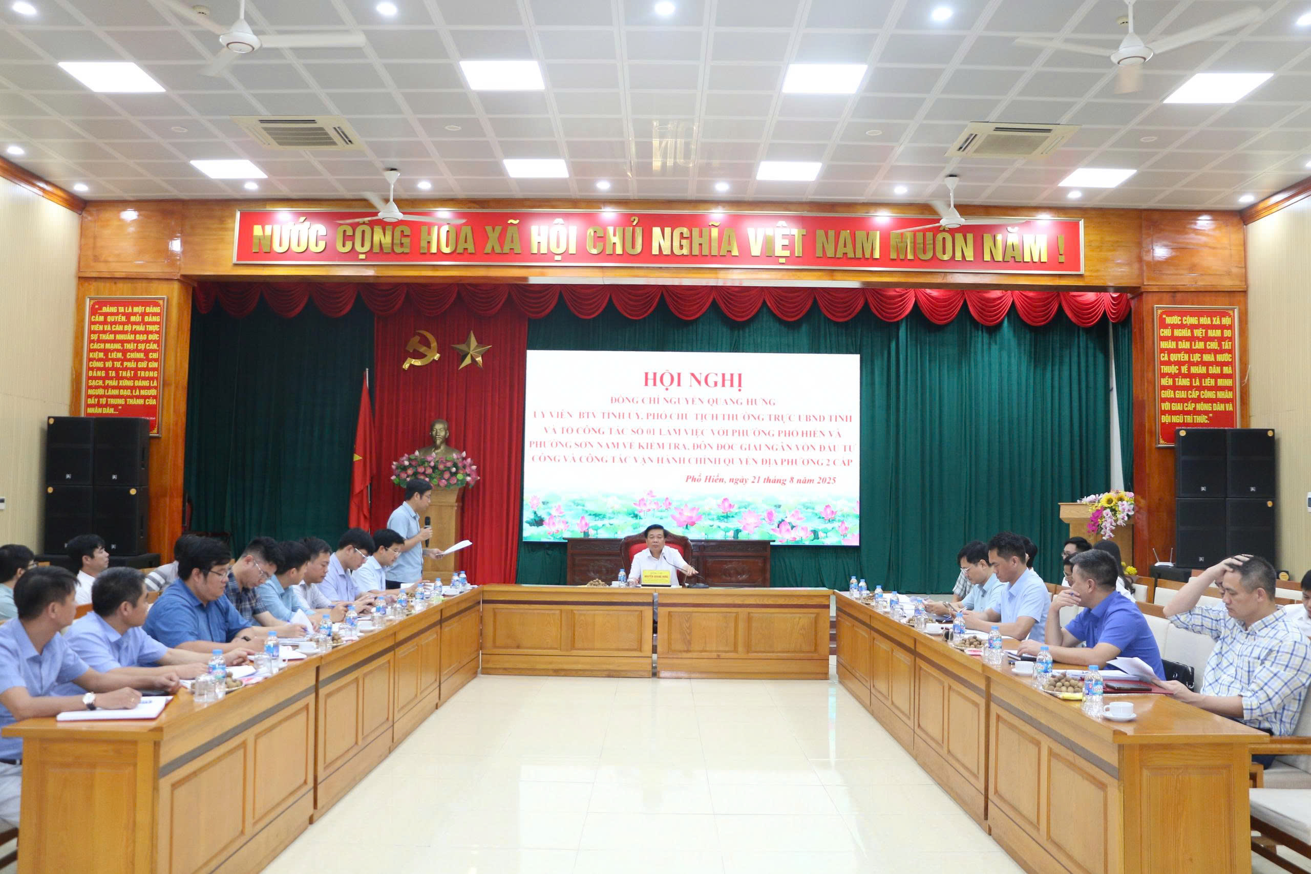 Đồng chí Phó Chủ tịch Thường trực UBND tỉnh Nguyễn Quang Hưng kiểm tra, đôn đốc giải ngân vốn đầu tư công và vận hành chính quyền địa phương 2 cấp tại phường Phố Hiến và phường Sơn Nam