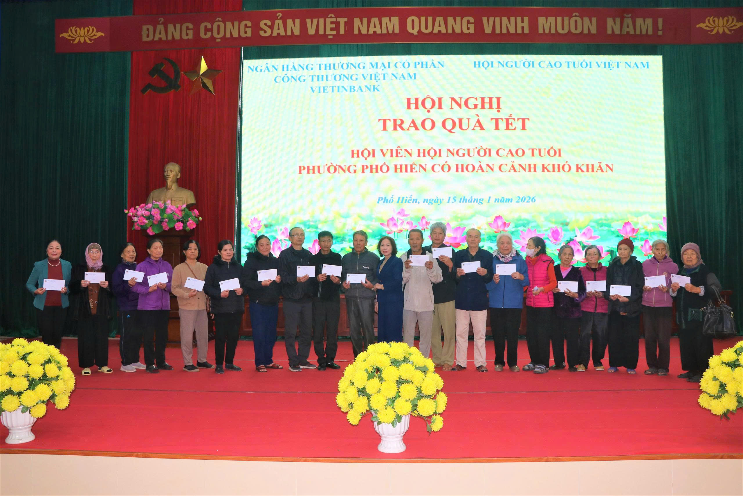 Trao tặng 20 phần quà cho hội viên người cao tuổi có hoàn cảnh khó khăn trên địa bàn phường