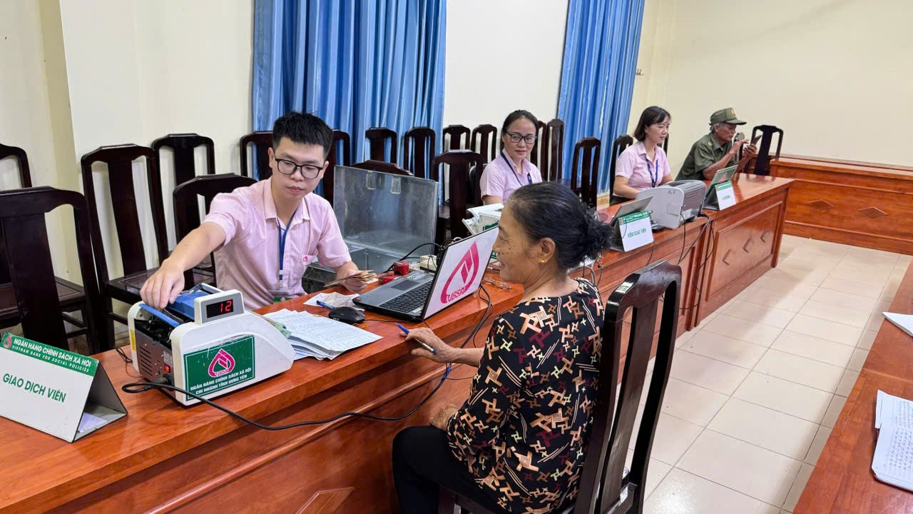 2,5 tỷ đồng từ Ngân hàng Chính sách xã hội tỉnh Hưng Yên giải ngân cho nhân dân phường Phố Hiến vay vốn hỗ trợ tạo việc làm, duy trì và mở rộng việc làm
