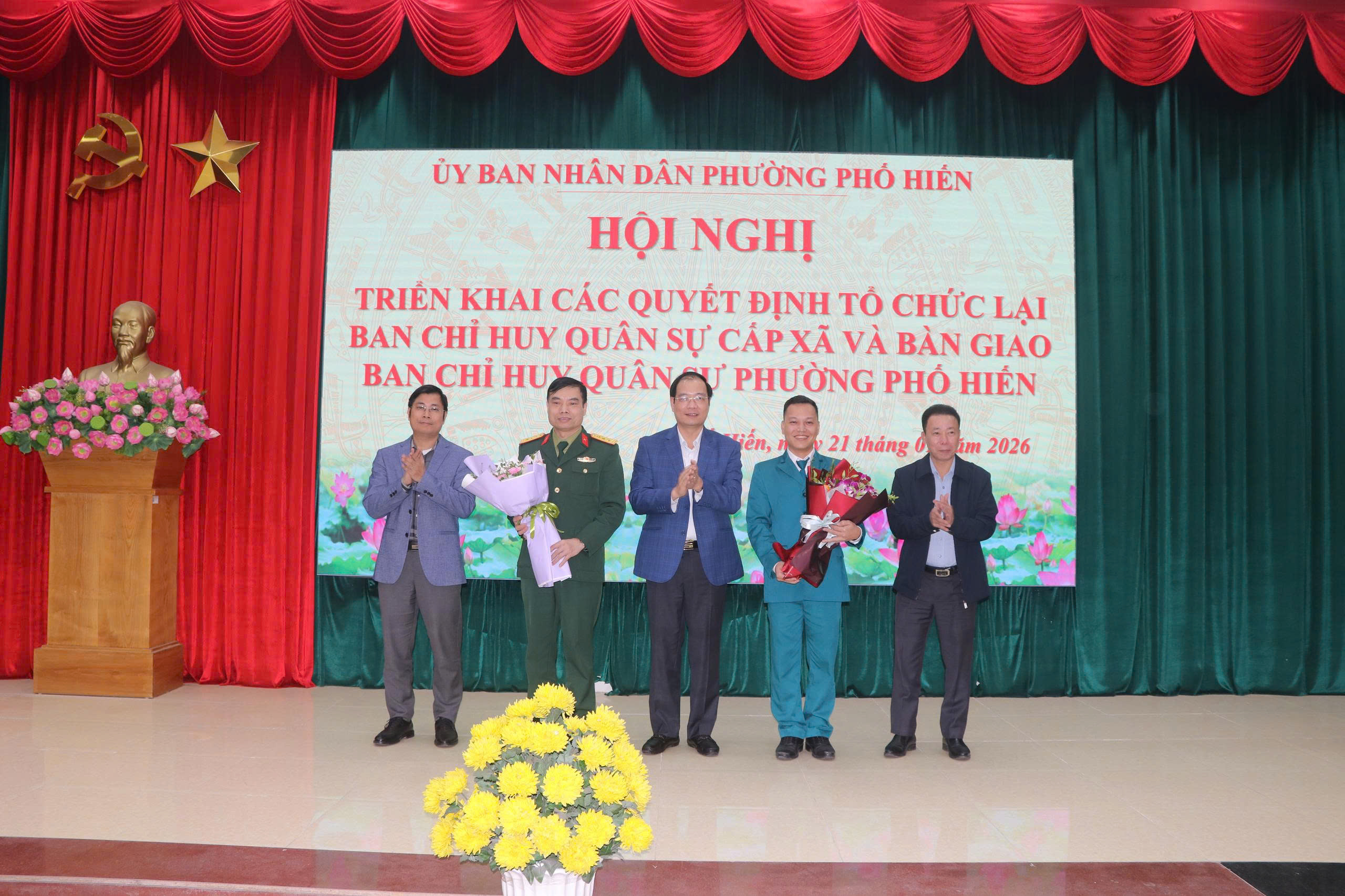 Hội nghị triển khai các quyết định tổ chức lại Ban Chỉ huy Quân sự cấp xã và bàn giao chức danh Chỉ huy trưởng Ban Chỉ huy Quân sự phường Phố Hiến
