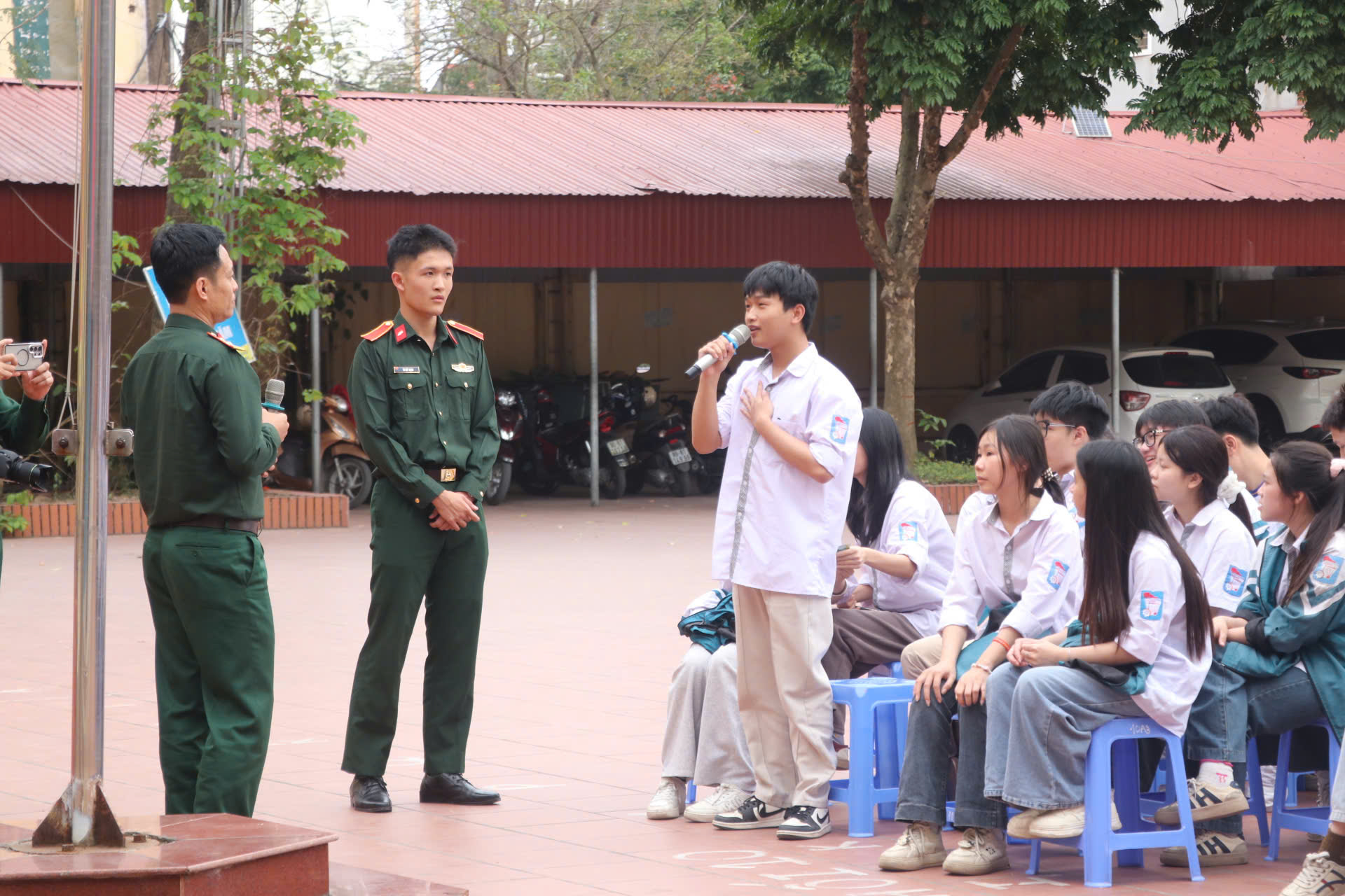 Trường Sĩ quan Tăng thiết giáp tuyên truyền tư vấn hướng nghiệp cho học sinh THPT trên địa bàn phường Phố Hiến