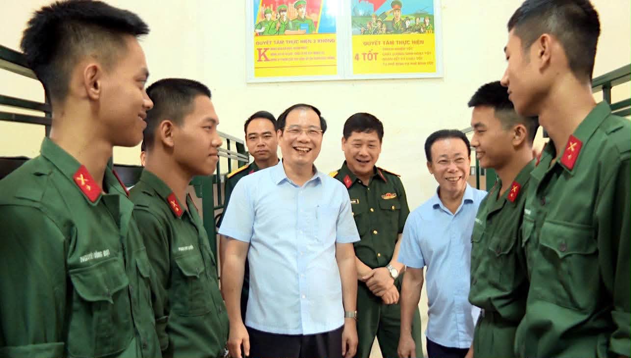 Phường Phố Hiến tổ chức Đoàn công tác đi thăm, tặng quà chiến sỹ mới nhập ngũ tại Lữ đoàn 164, Quân đoàn 12