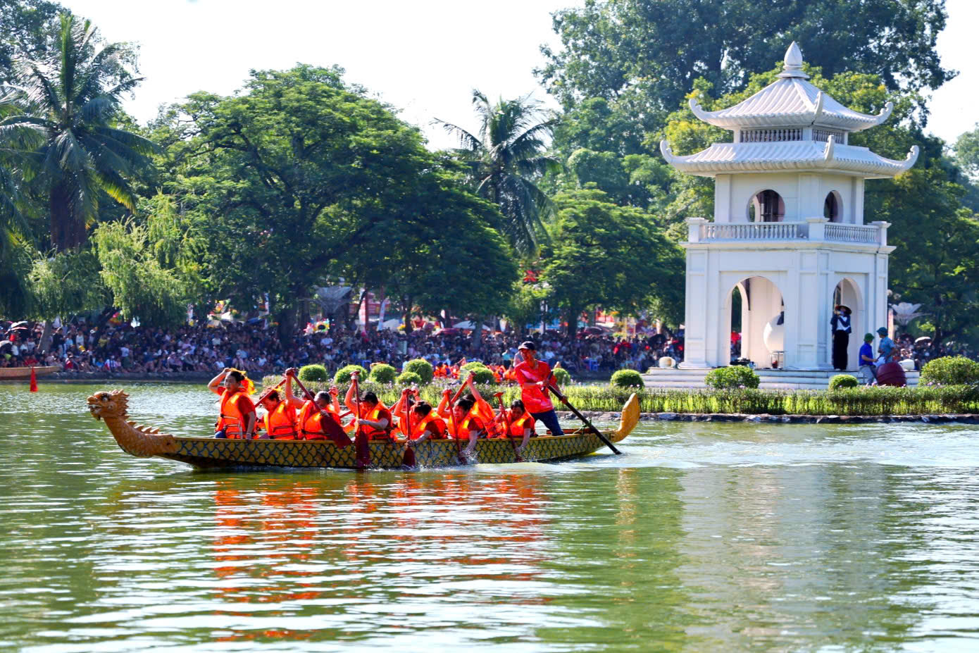 Sôi nổi giải đua thuyền chải trên hồ Bán Nguyệt, phường Phố Hiến