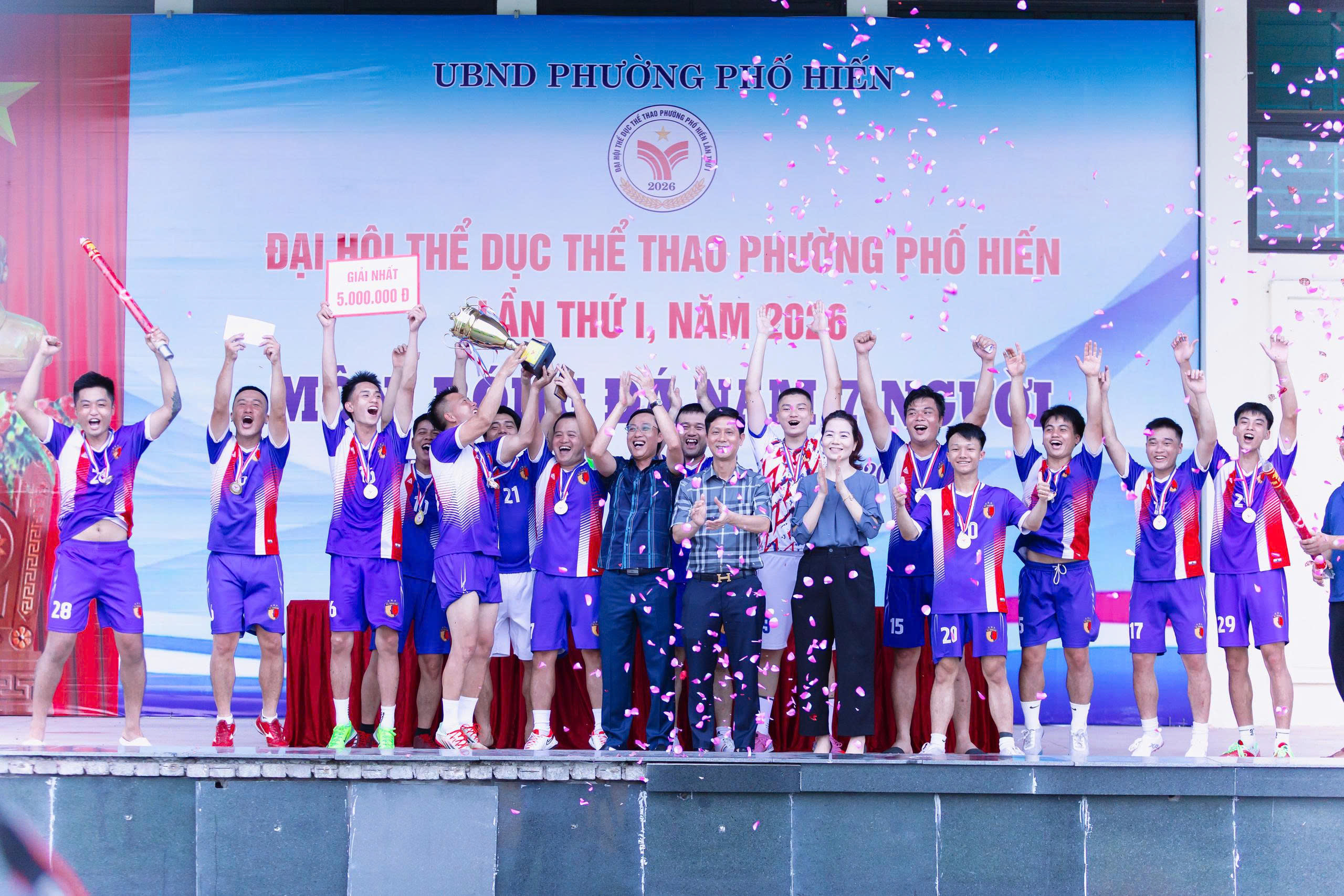 Đội FC Anh em giành Cup vô địch tại giải bóng đá nam Đại hội TDTT phường Phố Hiến