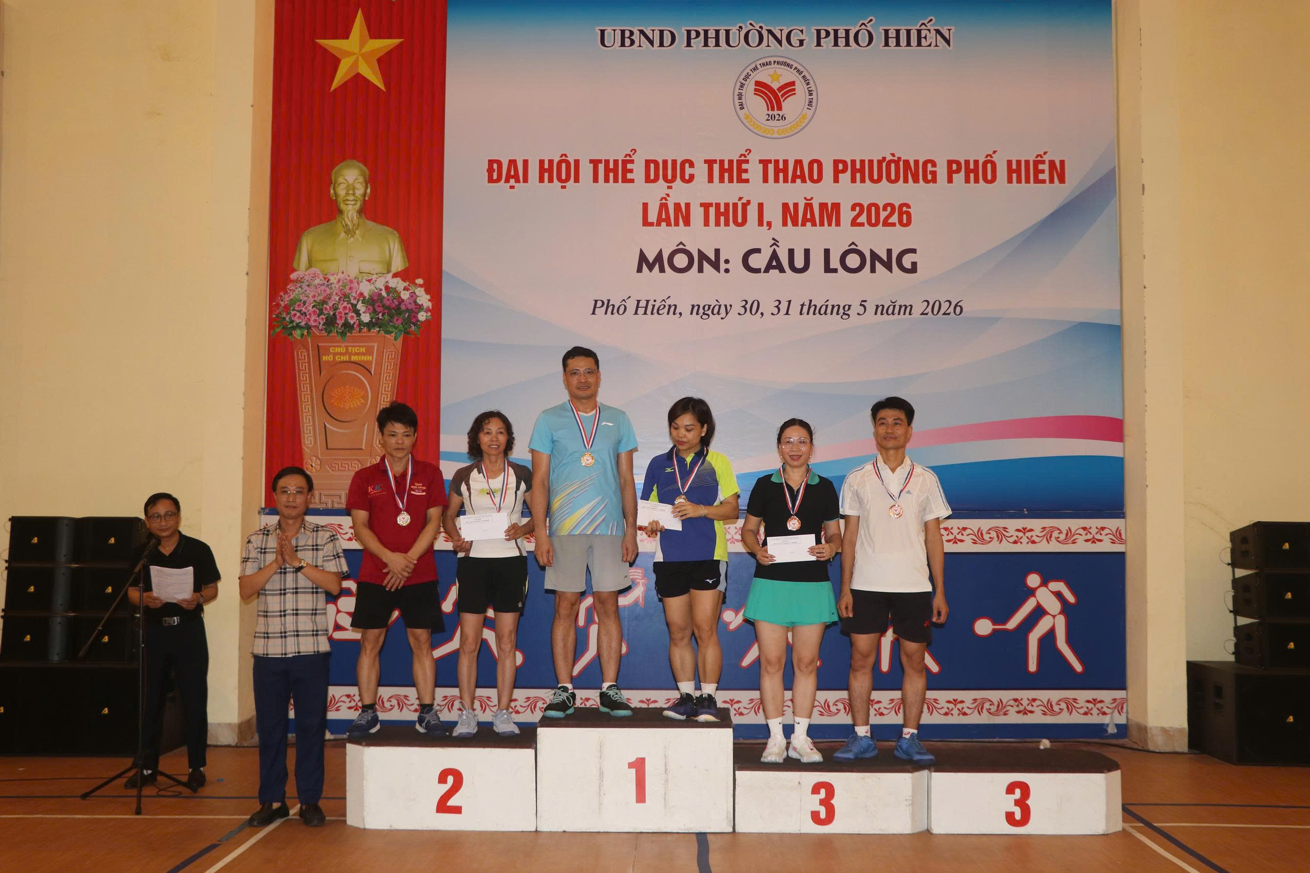 Gần 100 vận động viên tham gia giải thi đấu cầu lông trong khuôn khố Đại hội TDTT phường Phố Hiến