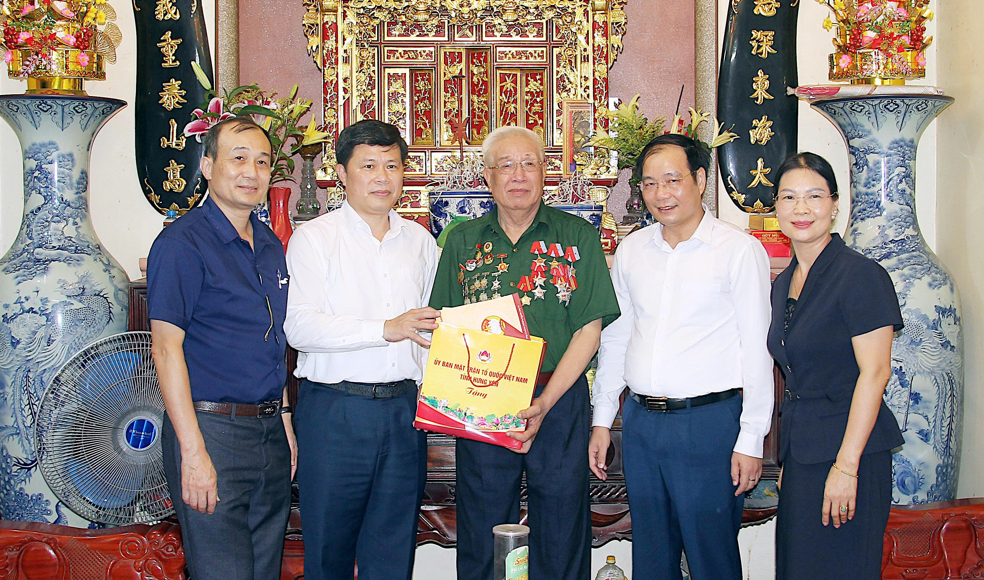Đồng chí Trần Quốc Toản, Phó Bí thư Thường trực Tỉnh ủy, Chủ tịch Ủy ban MTTQ Việt Nam tỉnh thăm, tặng quà các thương binh trên địa bàn phường Phố Hiến