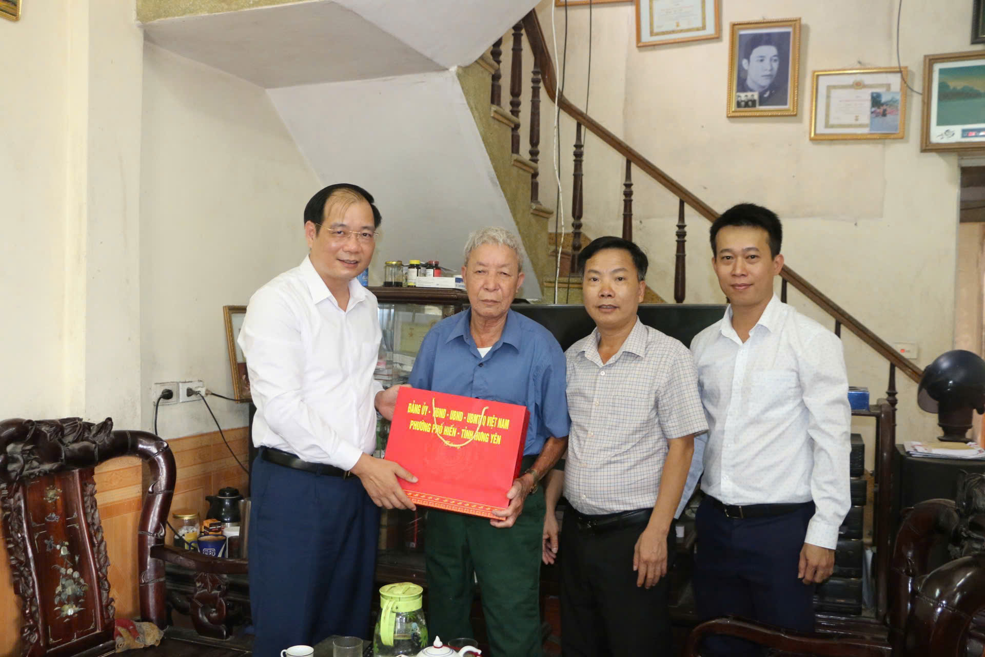 Các đồng chí lãnh đạo phường Phố Hiến đi thăm, tặng quà, tri ân các gia đình người có công với Cách mạng trên địa bàn phường