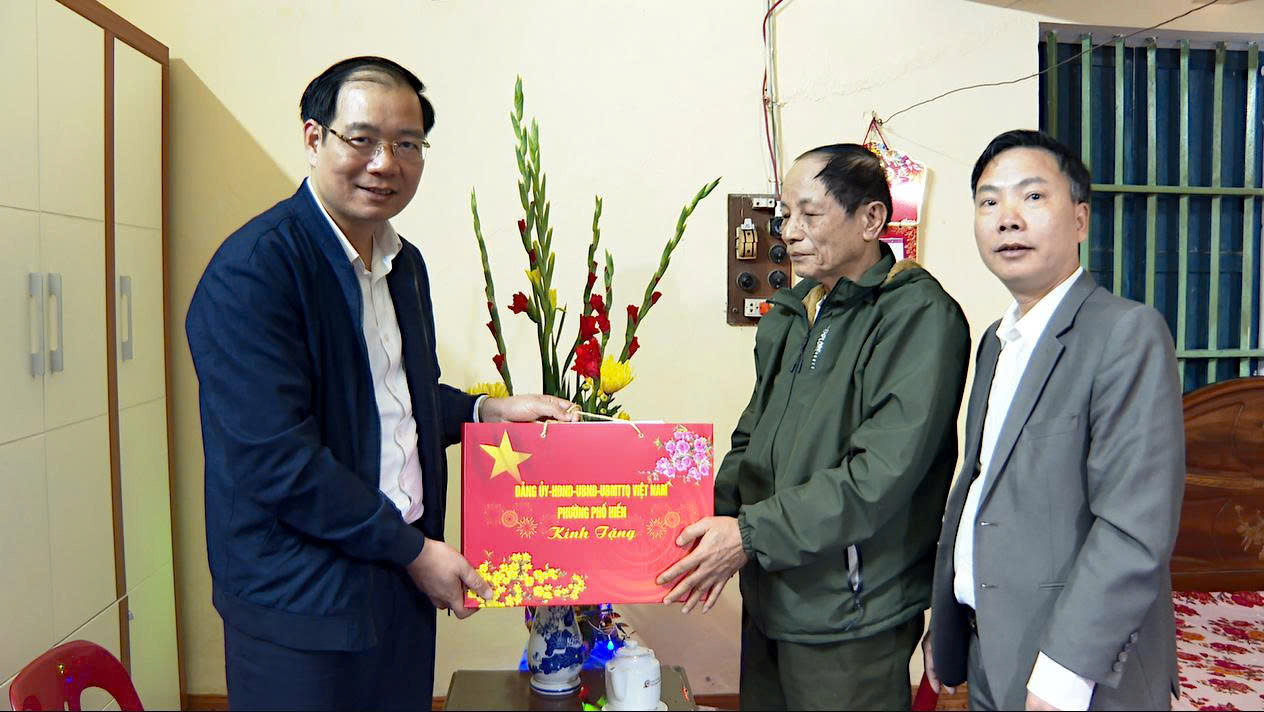 Đồng chí Nguyễn Khả Phúc - Bí thư Đảng ủy, Chủ tịch HĐND phường đã đi thăm và tặng quà tết một số gia đình chính sách, trẻ em có hoàn cảnh khó khăn trên địa bàn