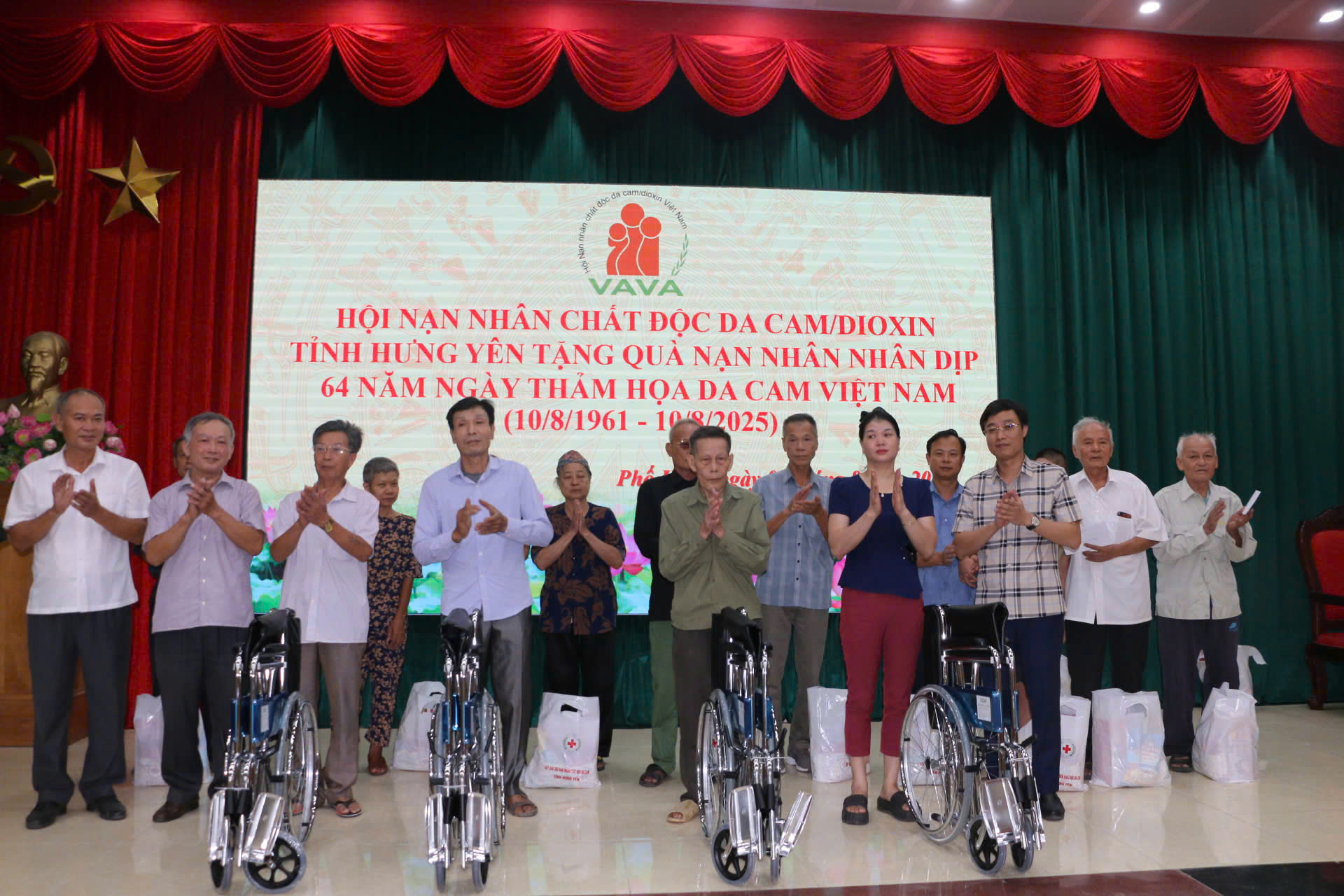 Trao quà tặng các nạn nhân chất độc da cam/Dioxin trên địa bàn phường Phố Hiến