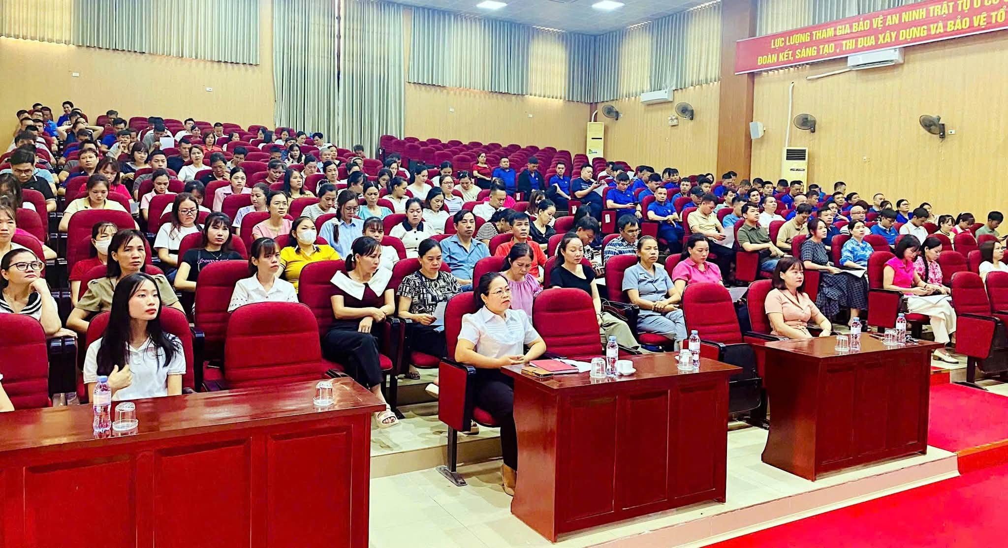 Đảng ủy phường Phố Hiến tổ chức quán triệt, tuyên truyền chủ nghĩa Mác - Lênin, tư tưởng Hồ Chí Minh, gắn với triển khai Nghị quyết Đại hội Đảng các cấp đến đội ngũ công nhân và người lao động tại các doanh nghiệp trên địa bàn phường