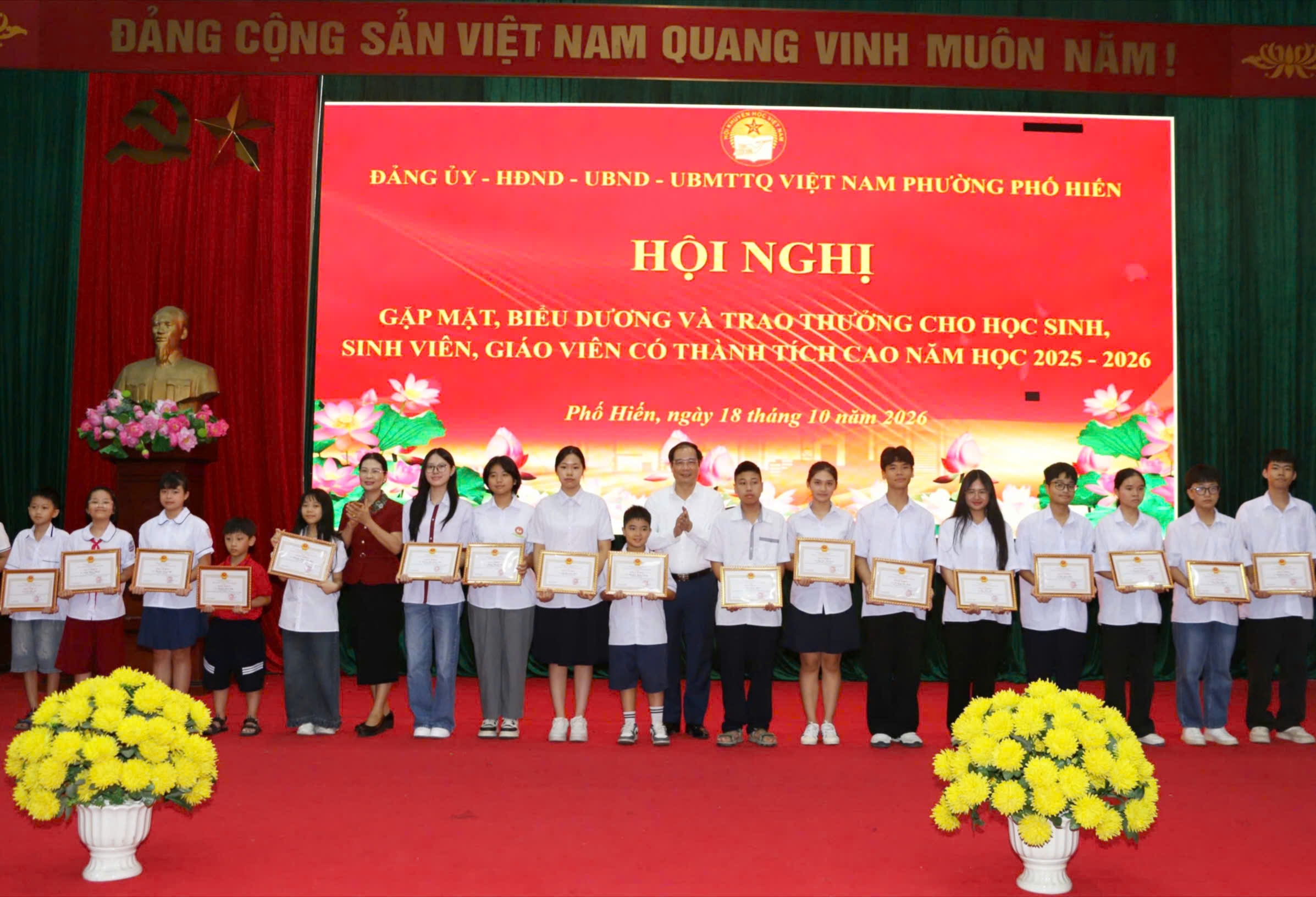 Phường Phố Hiến Gặp mặt, biểu dương và trao thưởng cho học sinh, sinh viên, giáo viên có thành tích cao năm học 2025 - 2026