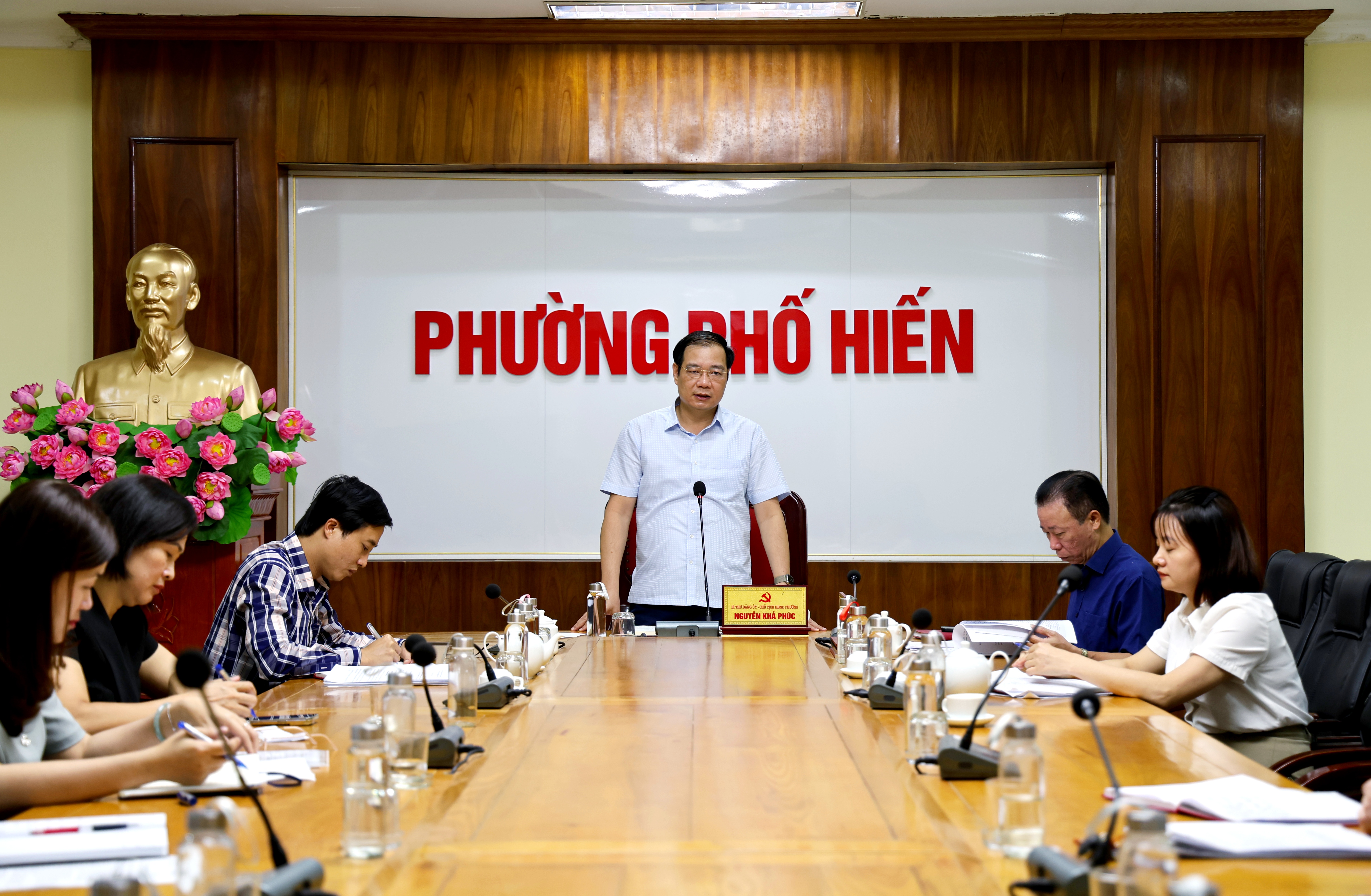 Thường trực Đảng ủy phường Phố Hiến làm việc với các trường học sau sắp xếp các cơ sở giáo dục