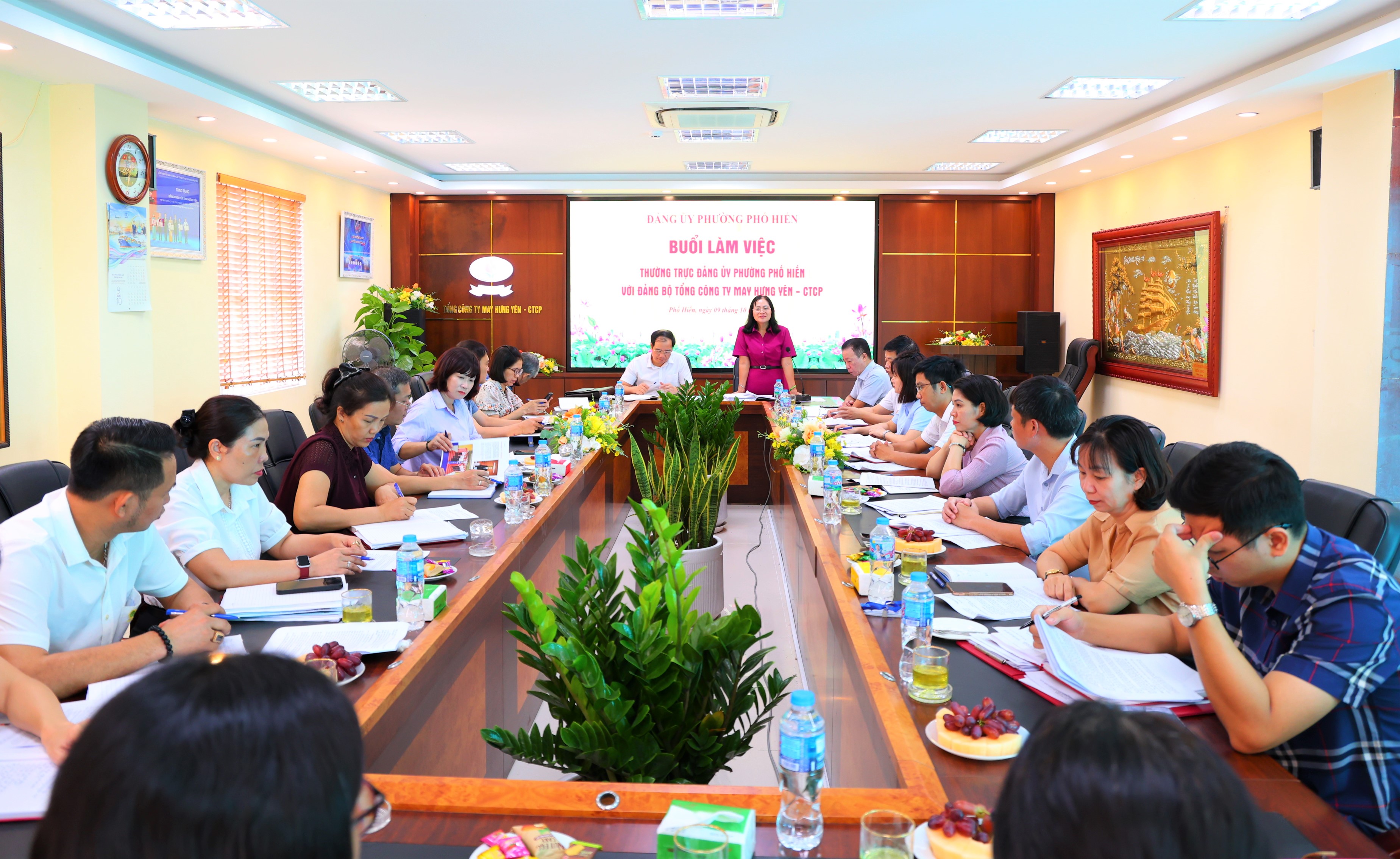 Thường trực Đảng ủy phường Phố Hiến làm việc với Đảng bộ tổng công ty May Hưng Yên - Công ty cổ phần